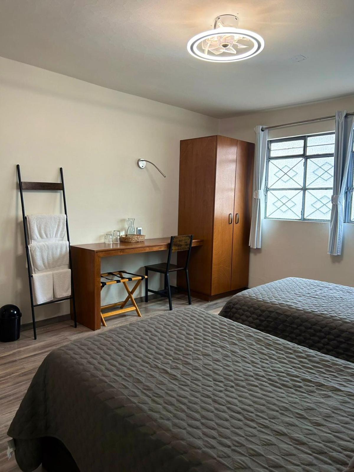 El Salto De Camela Hostal Uruapan  エクステリア 写真